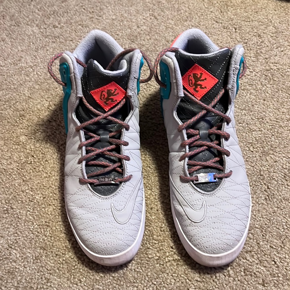 Men's Nike Lebron XI NSW Lifestyle Shoe, Wolf Grey, 9.5 616766002